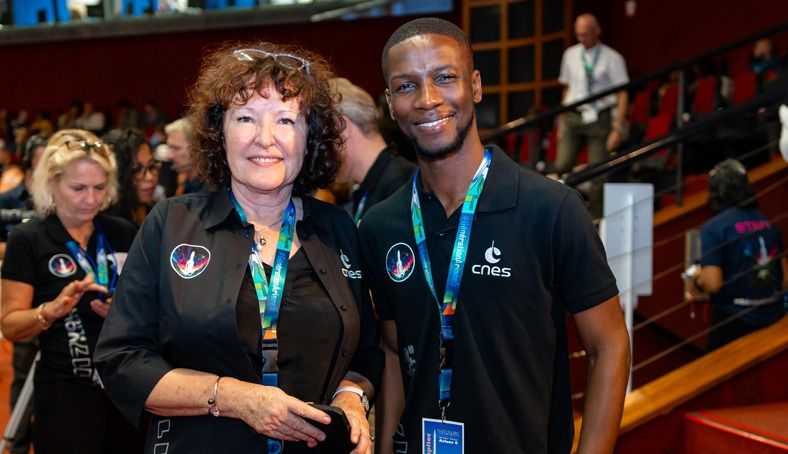 Axel Loupeda aux côtés de la directrice du CNES, tous deux en polo Ariane 5, dans l'amphithéâtre du Centre spatial guyanais