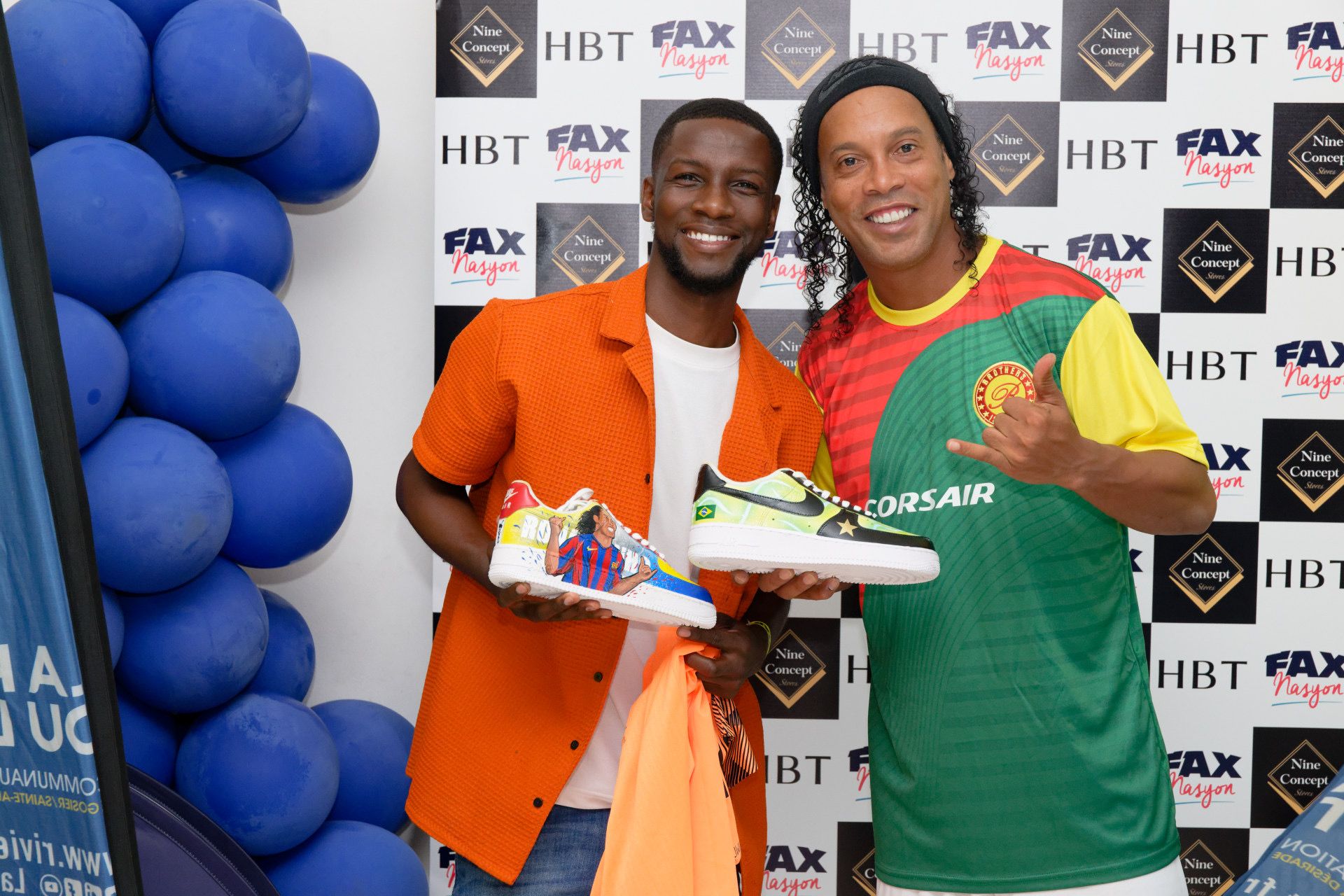 Axel Loupeda et Ronaldinho, souriants, tiennent une paire de sneakers customisées Belpair à l'effigie du joueur